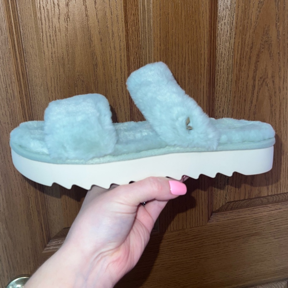 Koolaburra by UGG Fuzzy Slides NEW IN BOX!